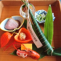京料理 入舟 - 鱧の落とし、万願寺唐辛子としらす、鴨肉と無花果のジュレ、粽寿司、ほおずきの中は？、玉子焼き、海老、サーモンの蓮根巻