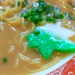 和歌山っ子 - どろどろスープは苦手なんですが、意外とさっぱりしたスープですよ。これは。花蒲鉾はもみじです。緑と白のコントラストが可愛らしいですね。夏だからこの色なのかな？秋になると赤と白になるんですかね。
