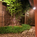 緒方 - 手入れの行き届いた中庭