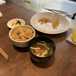 Teppanyaki Kawamae - ガーリックライス、お漬物、味噌汁