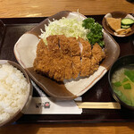 とんかつ治作 - ジャンボロースカツご飯大盛り