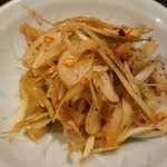 貴州火鍋 - 小菜：辛いお通し　らっきょ、ネギ
