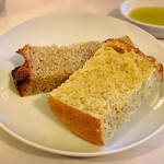 オーガニックグリル鵠沼海岸 - 自家製フォカッチャとライ麦パン