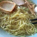 グリル 塩豚 - 塩ラーメンの麺をアップで