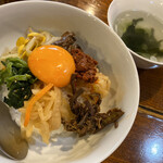 Kankokushokusai Omoni - 丼ハーフ　日替りおかず付（700円）