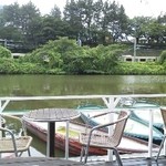 カナルカフェ - お堀に面したテラス席。総武線が見えます。