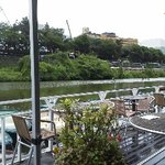 カナルカフェ - 右手に法政大のビルが見えます。