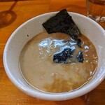 麺屋 永太 - つけ汁   デフォルトの具材は海苔、刻み葱とチャーシューの短冊切りとメンマが少々。