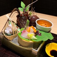 個室和食 肉割烹 吟次郎 品川駅前店 - 【お造り】
                    活き伊勢海老の姿盛りと季節の鮮魚
                    添え野菜