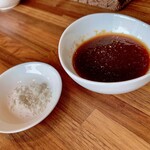 Nikuto Wain Haneushi - 塩とタレ