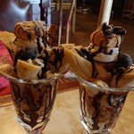 ミルクハウス - 左・チョコバナナパフェ、右・ラムレーズンチョコバナナパフェ。