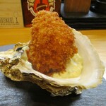 kitchen俊貴 - アミューズの 岩牡蠣フライ：的矢湾のミルキーで大きな岩牡蠣が揚げたて熱々で提供されます。　　　　　　　020.07.23