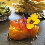 kitchen俊貴 - アミューズの カスマニアサーモン：美しいサーモンピンクで、厚みのあるカスマニアサーモンがロースト（瞬間燻製）され、フレッシュトマトとバジルのジュレが綺麗に飾られています。　　　　　　　020.07.23