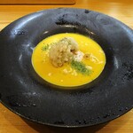 kitchen俊貴 - カボチャの冷製スープ：南瓜の冷製スープには、骨切りされた鱧の唐揚げが浮かべてあり、　恵那鶏の胸肉（サラダチキン）と、カシューナッツが散らしてあります。　　　　　2020.07.23