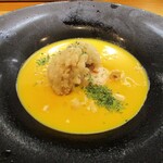 kitchen俊貴 - カボチャの冷製スープ：南瓜の冷製スープには、骨切りされた鱧の唐揚げが浮かべてあり、　恵那鶏の胸肉（サラダチキン）と、カシューナッツが散らしてあります。　　　　　2020.07.23