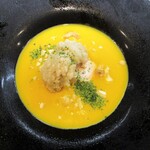 kitchen俊貴 - カボチャの冷製スープ：南瓜の冷製スープには、骨切りされた鱧の唐揚げが浮かべてあり、　恵那鶏の胸肉（サラダチキン）と、カシューナッツが散らしてあります。　　　　　2020.07.23