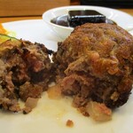 kitchen俊貴 - 黒毛和牛ハンバーグ：ジューシーで濃厚な肉感のある 黒毛和牛100%ハンバーグステーキです。　　　　　　020.07.23