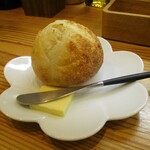 kitchen俊貴 - 表面がハードで、中がモッチリ・しっとり！  丸ぁ～るくて、とっても美味しいパンですネ！　　　　　　020.07.23