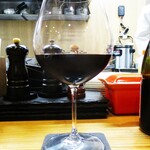 kitchen俊貴 - 赤 グラスワイン 700円：Cotes du Rhone Villages Signargues（コート デュローヌ ヴィラ―ジュ シニャルグ）]シラー・甘い果実の風味が感じられる、飲み応えのあるフルボディーの赤ワインです。　　　　　　020.07.23