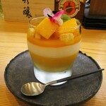 kitchen俊貴 - デザート・杏仁豆腐マンゴーパフェ：マンゴーのムースに杏仁豆腐が良く合っています。 タップリな宮崎県産マンゴーと 発酵バターが香るサブレがトッピングされ、甘ぁ～い マンゴーピューレがトロォ～リとかけられています。　エディブルフラワーとイタリアンパセリが飾られていますョ！　　　　　　020.07.23