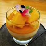 kitchen俊貴 - デザート・杏仁豆腐マンゴーパフェ：マンゴーのムースに杏仁豆腐が良く合っています。 タップリな宮崎県産マンゴーと 発酵バターが香るサブレがトッピングされ、甘ぁ～い マンゴーピューレがトロォ～リとかけられています。　エディブルフラワーとイタリアンパセリが飾られていますョ！　　　　　　020.07.23
