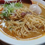 さんくるげ - 細麺。替え玉を考えてか味は濃いめです。