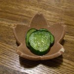 茶の間 雛 - おむすびに付いてくるきゅうりの漬物