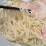 麺はチョイト短め。