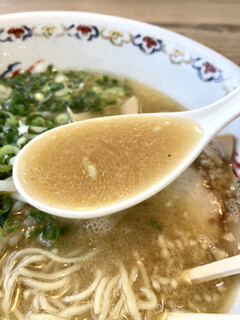 Chuukasoba Hisago - スープ飲んでみると〜おっ！？確かに鶏ガラなスキット感あり。