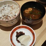 しゃぶしゃぶ・日本料理 木曽路 - 十六穀米、味噌汁、漬物