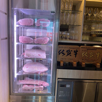 兜 中目黒店 - 店内に入ると、迫力ある肉！　これって最近
                    
                    よく見かけるけど…テンション上がるよね〜
