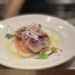 トラットリア ピアット フレスコ - カツオカルパッチョをグアンチャーレで巻いてフルーツトマトのソースで