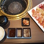 Honkaku Yakiniku Kazokutei Kanro - メガ盛りセット1180円(税抜)