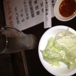やきじゅう - 生ビール（飲んでしまいました）とお通しキャベツ