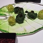 Fujiya 1935 - ピスタチオのマシュマロ＆露の滴が落ちた緑の葉（滴：外側、飴。中、ピスタチオオイル）