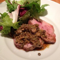 シャンパン食堂 - 赤城山ポーク 肩ロースのロティ レンズ豆のラグーとタプナードソース （￥950）