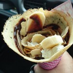 おやつショップ チャッピー - 真上から、バナナとチョコソースとホイップクリームが入ってます