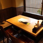 柳橋市場の 藁焼きのお店 魚柳 - 1Fテーブル席