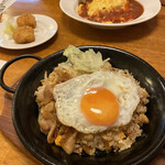 レストラン・ジェノバ - ベイクドライス　生姜焼き　目玉焼き