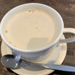 コーヒーとおやつの店 アンドモア - 次女は「ホット・カフェオーレ」にしました！