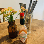 コーヒーとおやつの店 アンドモア - それぞれのテーブルに飾ってあるお花が可愛い♡