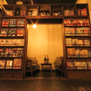 The bookshelf is the star! Relax in a space that feels like a hideout. Also available for reserved use◎