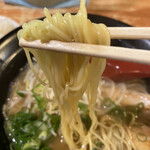 Genkotsu Ramen - 麺はツルツルで細め