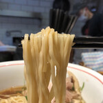 ラーメン屋 トイ・ボックス - 醤油の麺