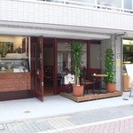 ドラゴンカフェ - オープンしたての様でお花が沢山飾ってありました。