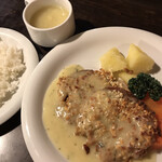 プー横丁 - 本日のランチ
      ポークピーナッツソー焼 マスタードソース