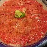 くまげら - ローストビーフ丼を単体で。
            お肉の一枚一枚が絶品ですよ！