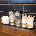 かいの - 卓上の調味料。ブラックペッパー少々がオススメです。