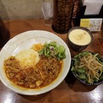 SPICY CURRY 魯珈 - 発酵筍と牛バラ肉の麻辣咖喱、ぷちサラダ、マンゴーラッシー