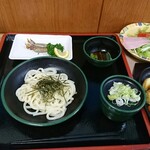 ザ・カトーホテル - 2020,07,03 夕食
            豚焼肉 (冷)うどん ﾊﾑｻﾗﾀﾞ
            葱ぬた 干物
            ご飯 味噌汁 お代わり自由